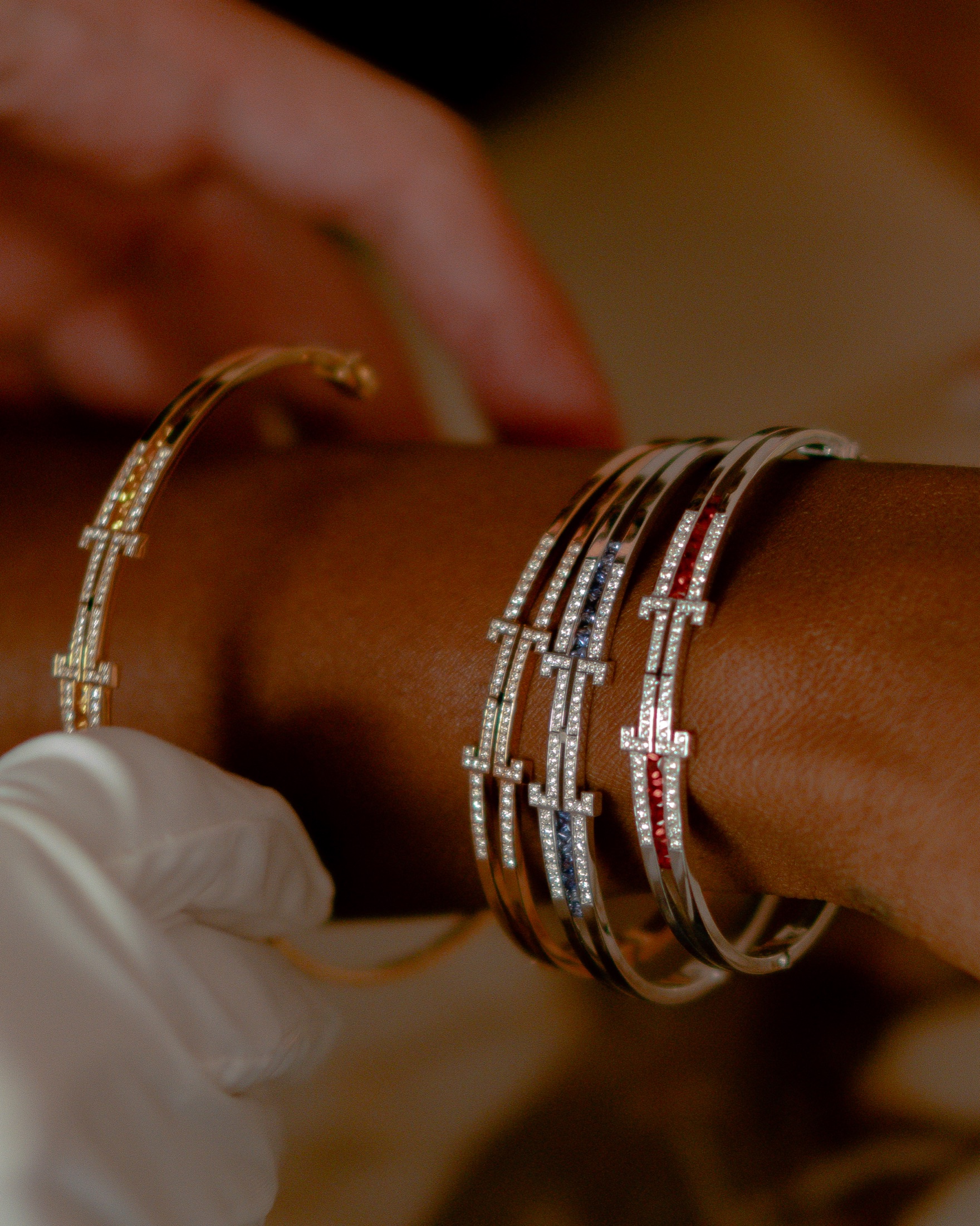 Plusieurs Bracelets Éternel portés ensemble — or jaune et or blanc.