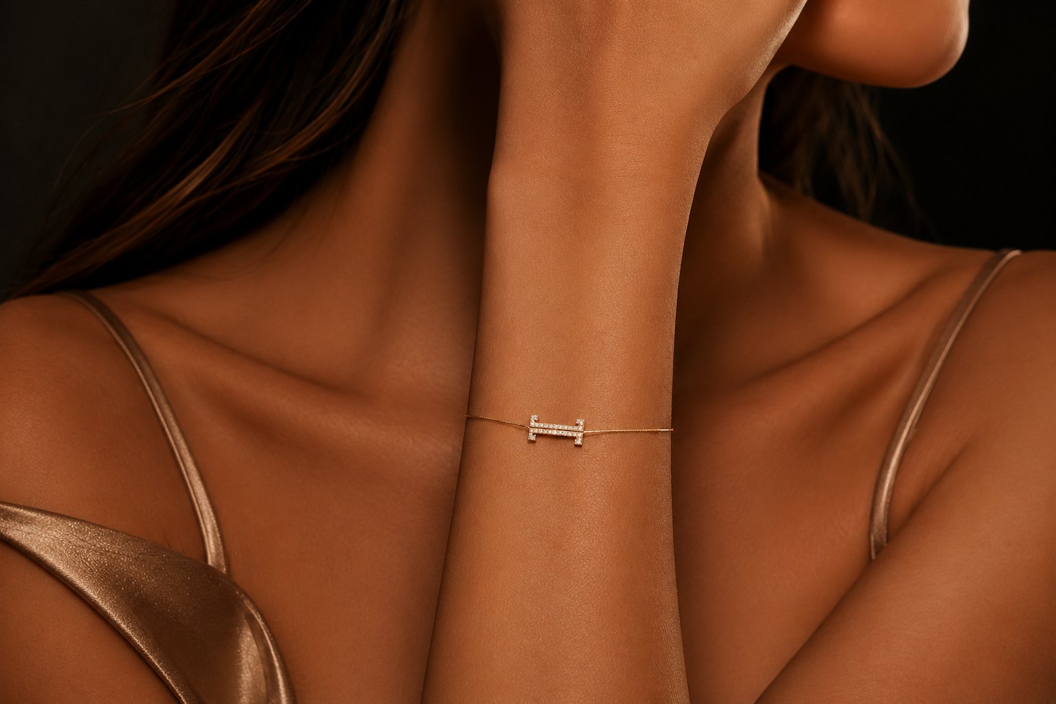 L'Éternel Intime — le pendentif aux deux « T » serti de diamants, porté à même la peau.