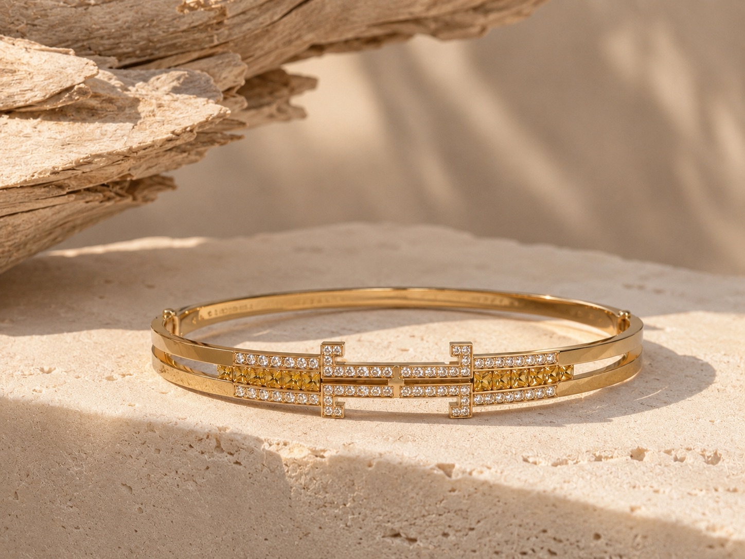 Le Bracelet Éternel en or jaune, serti de pierres dorées.