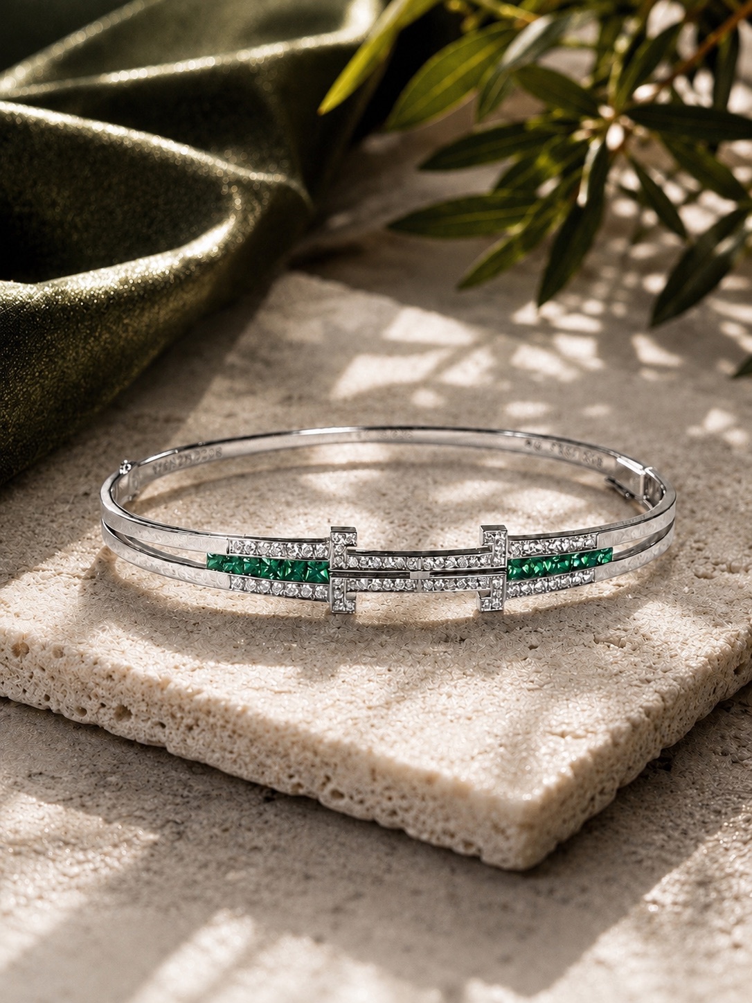 Le Bracelet Éternel en or blanc, émeraudes et diamants.